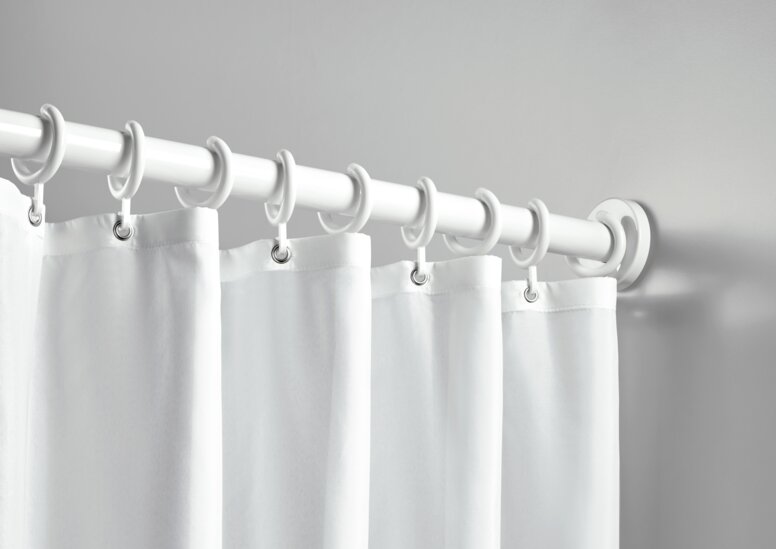 HEWI Duschstange weiss Duschvorhang an einer Duschstange weiss