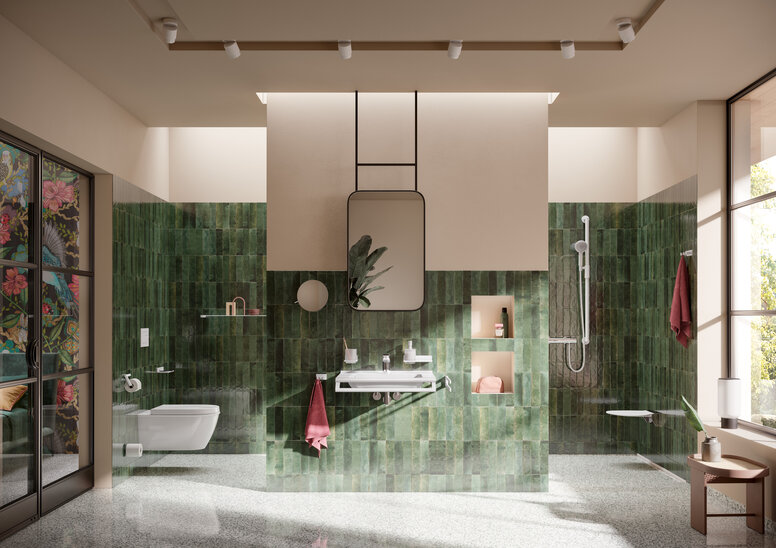 HEWI System 900 weiß Badezimmer mit grünen Fliesen, WC-Bereich, Duschbereich und Waschbecken, ausgestattet mit weißen Sanitäraccessoires