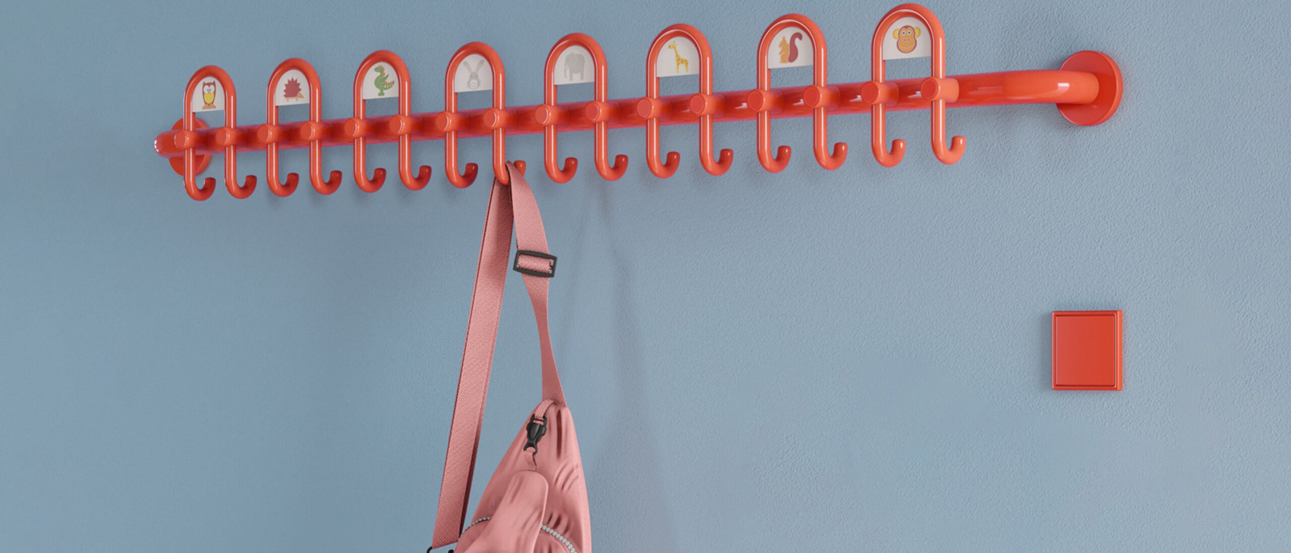 HEWI kapstok en beslag voor kinderen Kleurrijke kleuterschool uitgerust met inrichting en garderobe in de kleur oranje