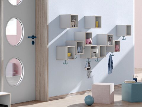 Bläulicher Kindergartenflur mit Wandgarderobenkästen, Dreifachhaken und Sitzmöglichkeiten