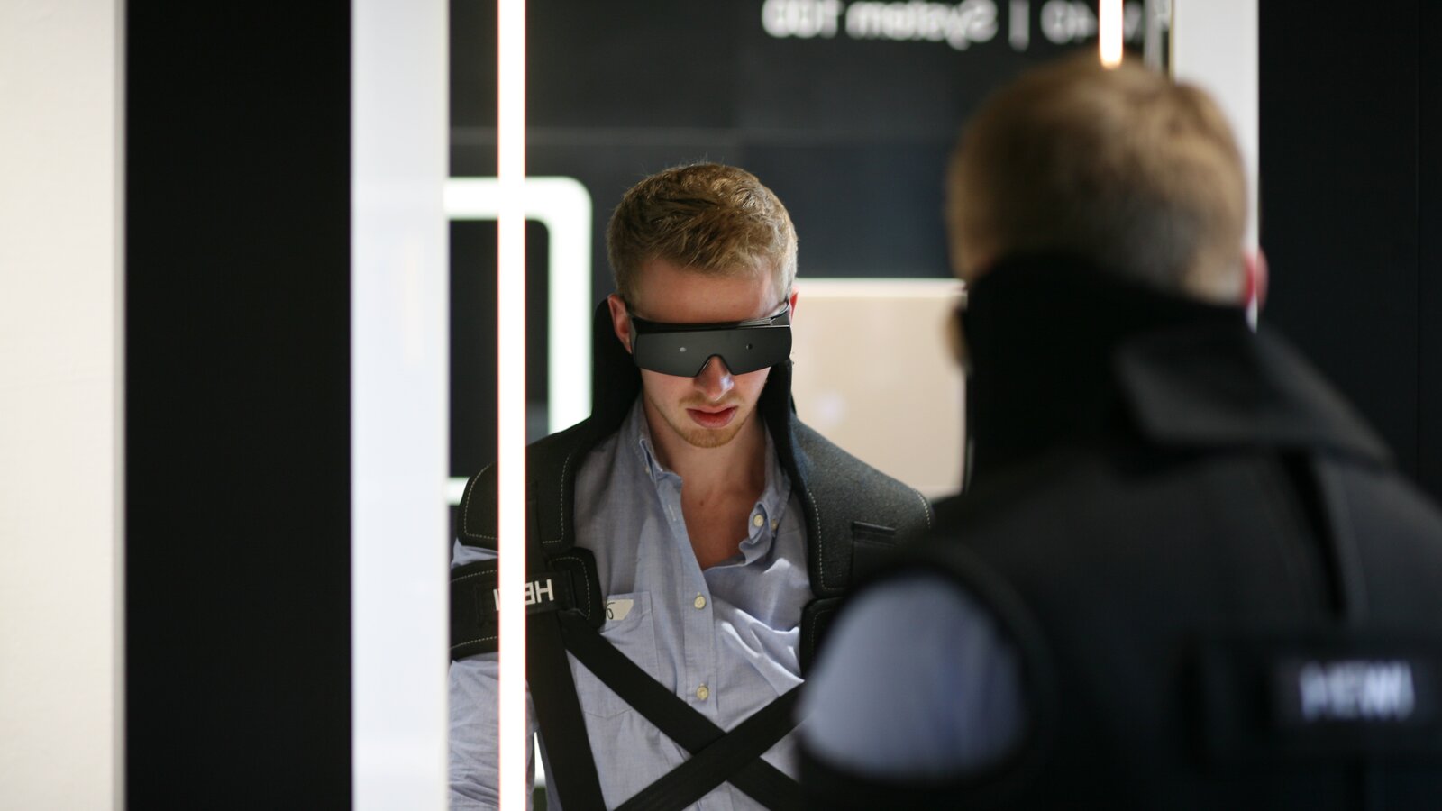 HEWI Innovation Challenge Teilnehmer der Innovation Challenge mit einem bewegungs- und sicheinschrenkenden Altersanzug