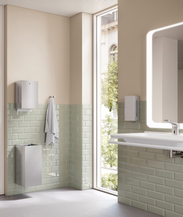 HEWI System 900 Edelstahl Badezimmer mit Waschbereich und WC