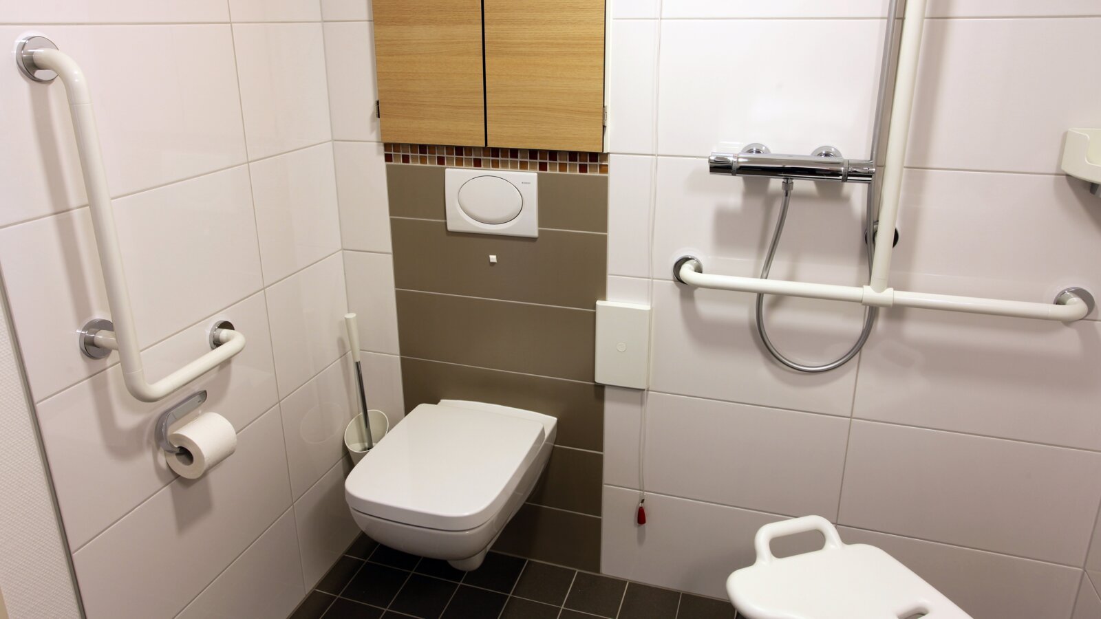 Franz Jordan House in Warburg Bathroom equipped with toilet brush set, angled handle, toilet roll holder, corner shelf and angled handle with shower holder