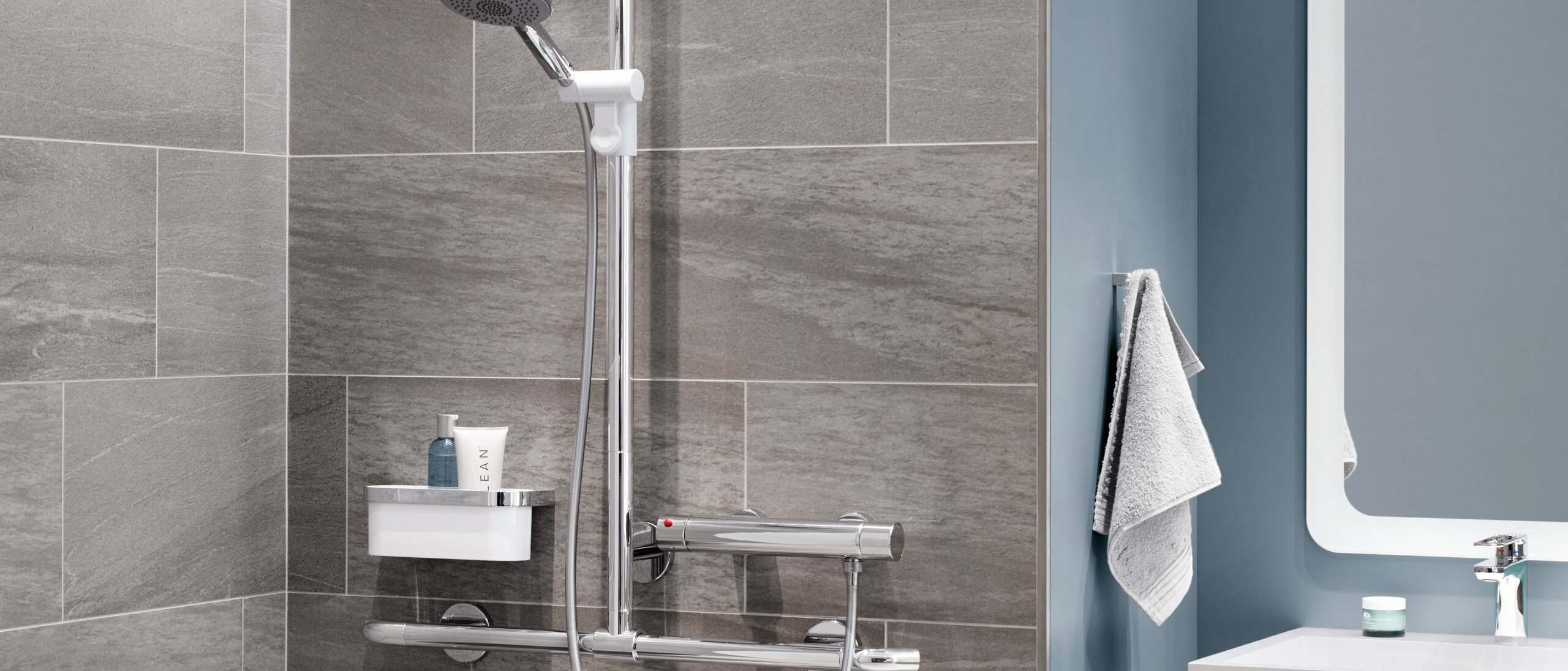 HEWI WARMTOUCH Brausehalterstange Brausehalterstange aus Polyamid mit chromoptischer Beschichtung