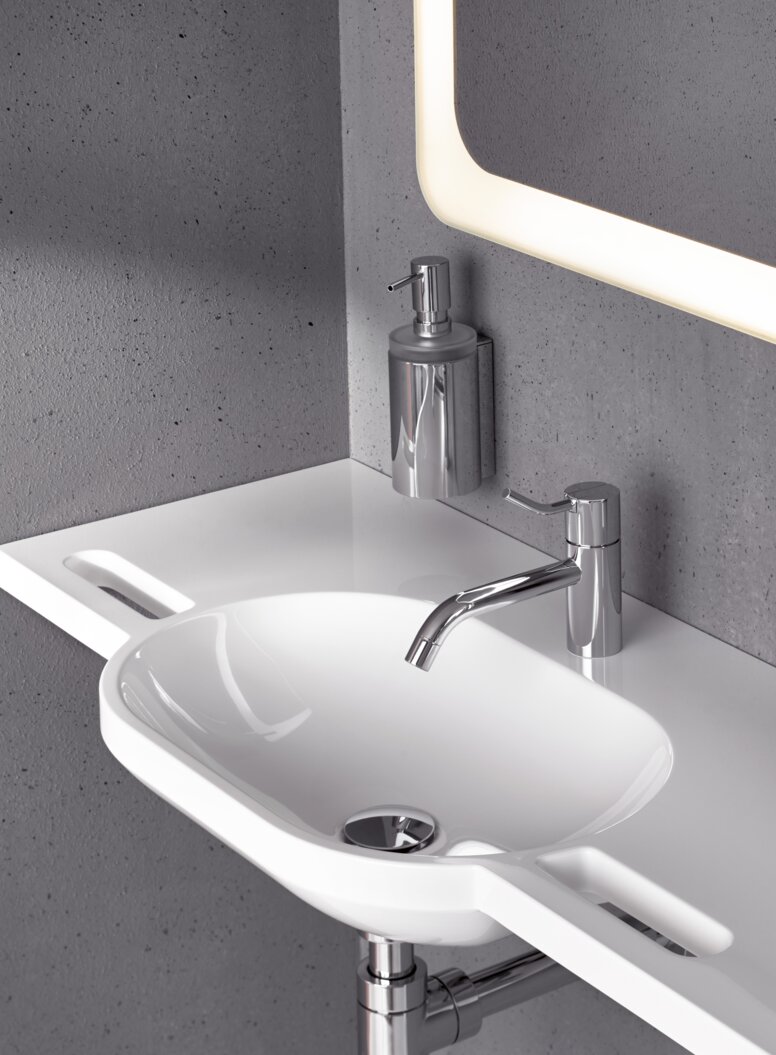 HEWI Waschtisch Waschtisch mit Hlategriffen. ovalen Becken, Einhebelmischer in Chrom, Becker und Seifenspender